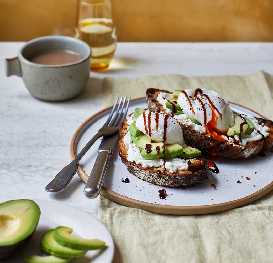 Balsamico avocadotoast met gepocheerde eieren en verse geitenkaas
