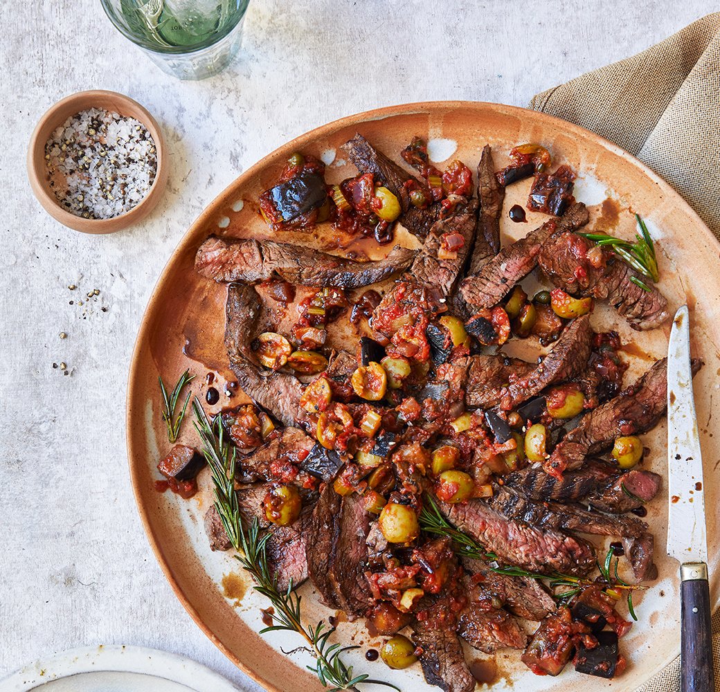 Met balsamico geglaceerde steak met caponata