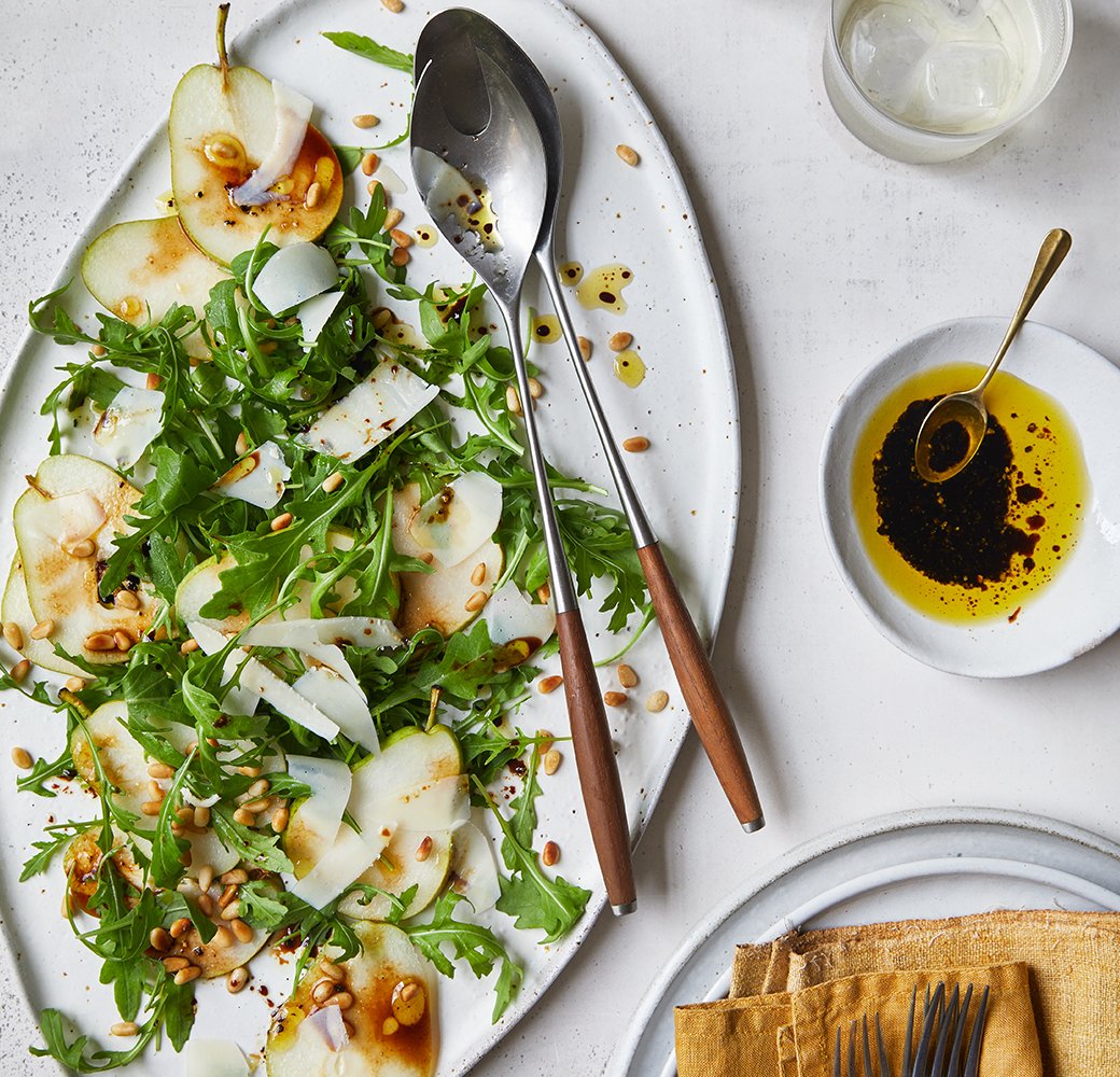 Salade van peer, rucola en Parmezaan, met balsamicoazijn